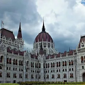https://12-sunflower-cozy-apartment.inbudapesthotels.com
